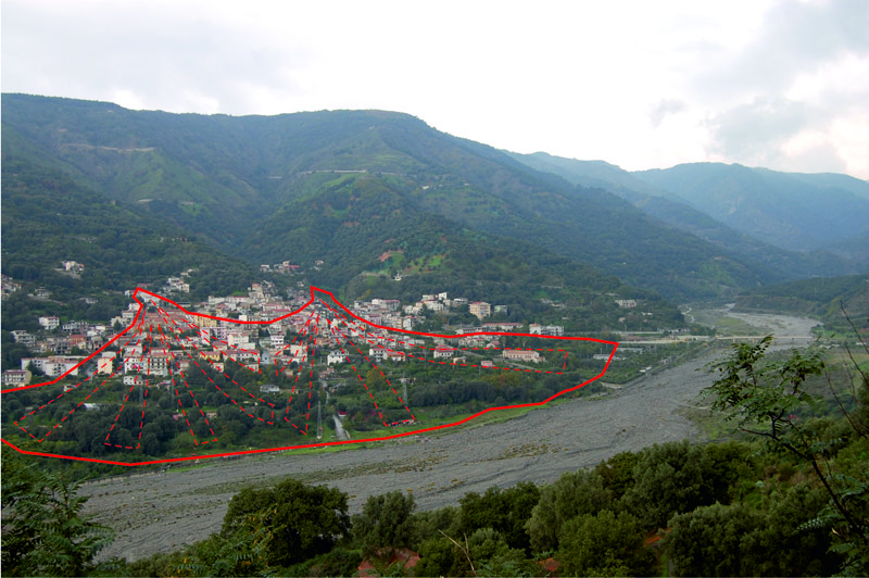 Panoramica del paese di Bagaladi (RC) edificato sopra due conoidi attualmente inattive.