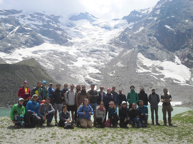 news-giordan-summer-school-2018-Ghiacciaio del Belvedere - foto gruppo davanti al Lago delle Locce